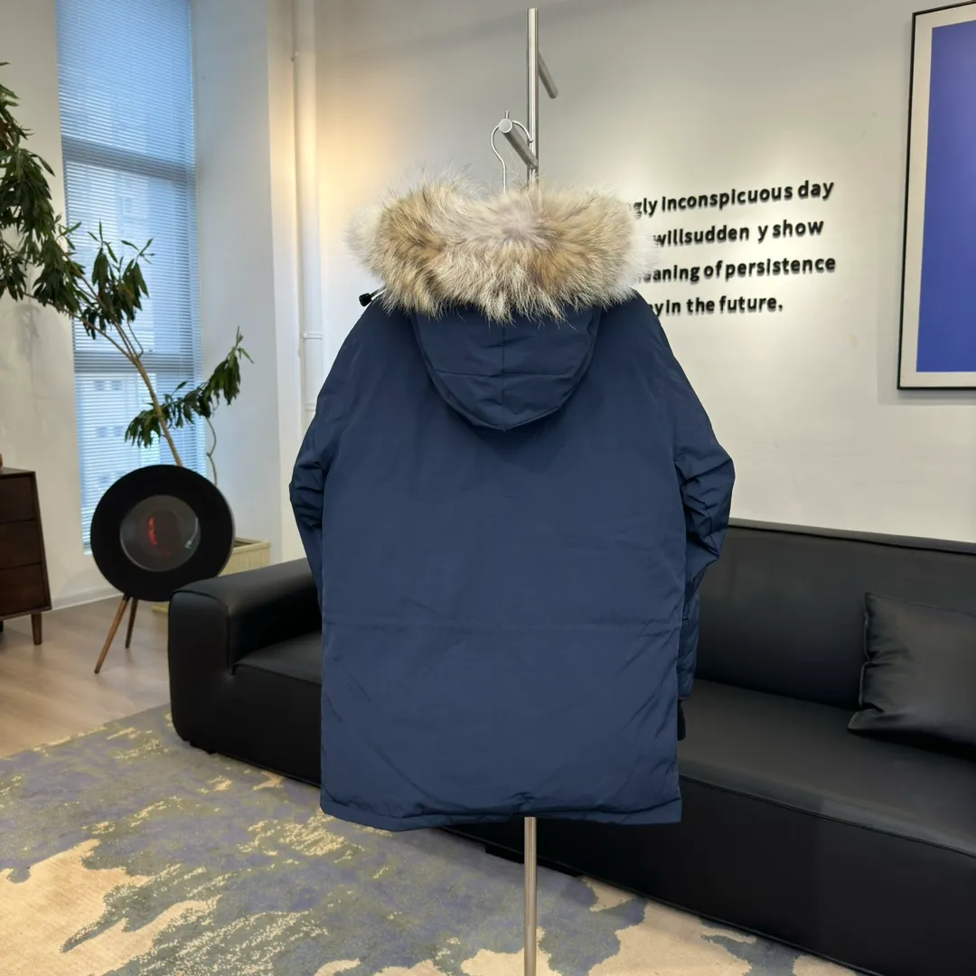 P800 Canada Goose "Canada Goose"🇨🇦 Beichen White / 08 Expedition Parka 4660M Product color: black, off-white, red, sand pink, sky blue, graphite gray, Beichen white, navy blue, sky blue, gray camouflage gray black label Product size: XS, S, M, L, XL, XXL The Expedition was originally a parka designed for scientists at the McMurdo Research Station in Antarctica. Whether your next journey takes you into the frozen urban jungle or across uncharted ice fields, wear Canada Goose's Expedition Parka and get proven results year after year in Antarctica by the National Science Foundation's Center for Polar Research.  Material list: 1⃣ Uses Y-shaped Velcro imported from Taiwan (exclusive in the market) 2⃣ Uses 18-count polyester-cotton blended fabric imported from South Korea (authentic synchronized fabric) 3⃣ National standard 80% white duck down, (zp uses 80% white duck down/90% of all boasts are fake) 4⃣ Western Canadian coyote hair (non-market dyed fox hair filled with wolf hair) Material analysis characteristics: 1⃣ The original/polyester-cotton fabric has a high polyester fiber content, and the polyester-cotton fabric has high heat and light resistance and good stability. It has bright colors, high fiber strength, durability, light resistance, heat resistance, and straightness. 2⃣ As we all know, the original version uses 80% white duck down. The fill power refers to the cubic inches of volume occupied by each ounce (30 grams) of down under certain conditions. If one ounce of down occupies 500 cubic inches, the fill power of the down is 500. So we can simply understand it as: fill power is the volume of down, and the volume of down is fill power. The higher the fill power of down, it means that under the same filling amount, down can fix a larger volume of air layer to keep warm and insulate, so the warmth retention of down is better. 3⃣ Western Canadian coyote hair, "large range of selected neck hair" is soft and fluffy, each wolf hair is 60-63 long / 14-16 wide at the peak, this width + preferred parts. It is basically unmatched by the same industry